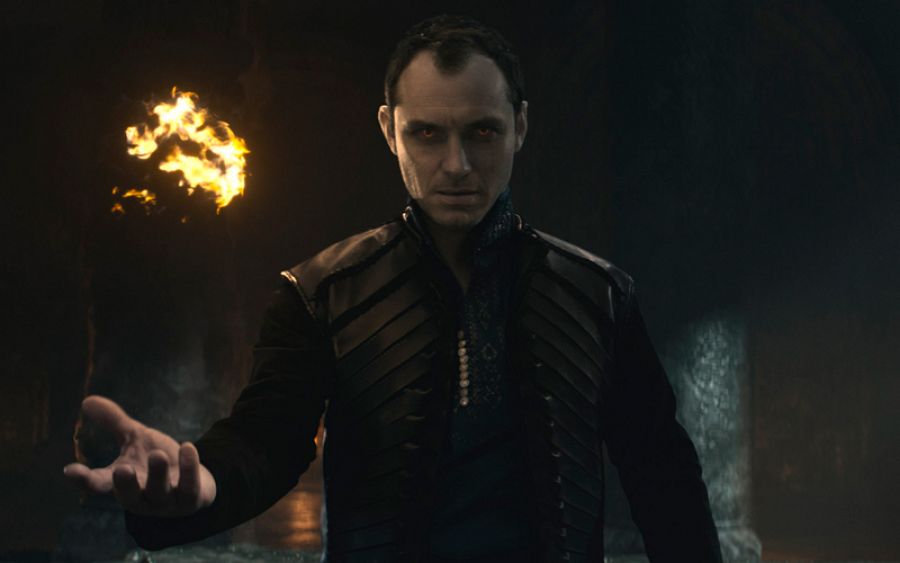 El personaje de Jude Law también es un poderoso brujo