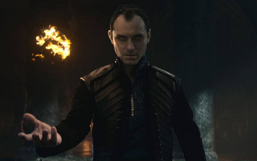 El personaje de Jude Law también es un poderoso brujo