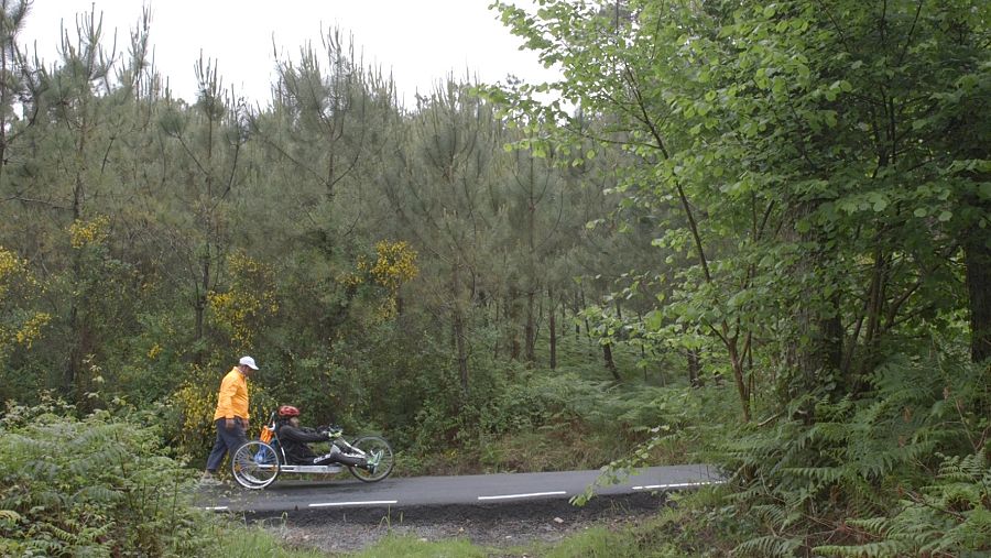 Álex Ferradas llega a Fisterra en una handbike, una silla de ruedas con pedales