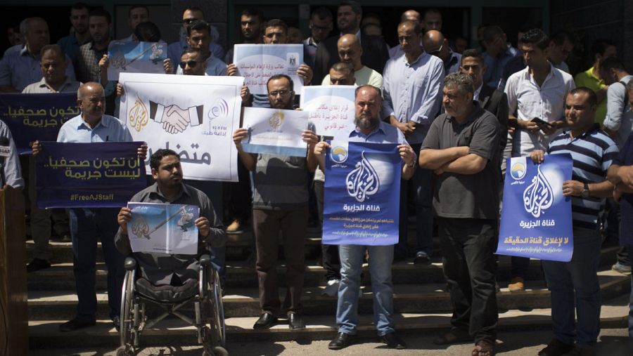Periodistas palestinos se manifiestan contra el cierre de Al Jazeera en Israel