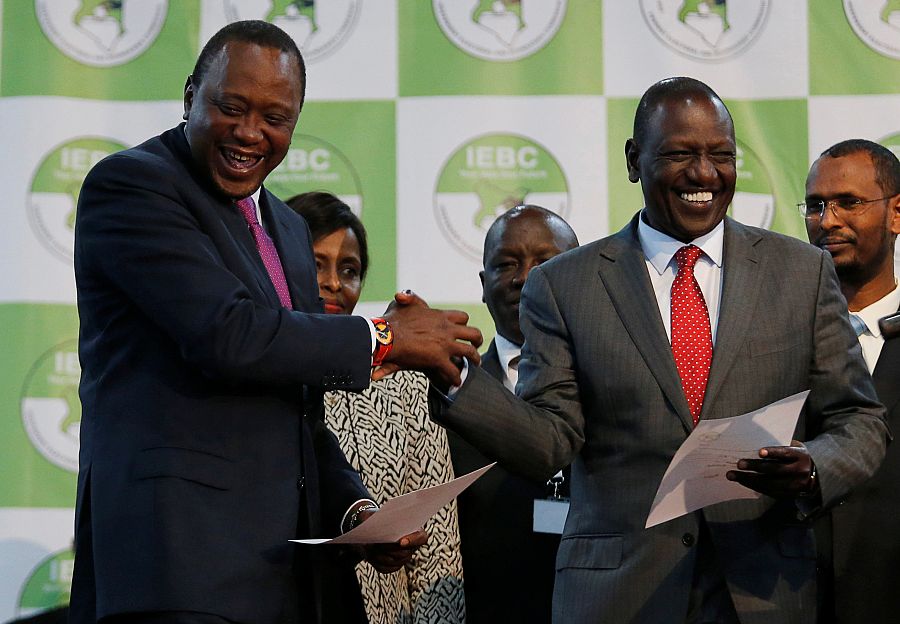El presidente keniano, Uhuru Kenyatta, sonríe tras oficializarse su reelección en la sede de la Comisión Electoral