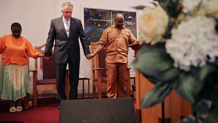 El gobernador de Virginia, Terry McAuliffe, rezando junto al pastor Dr. Alvin Edwards de la iglesia baptista de Mt. Zion en Charlottesville
