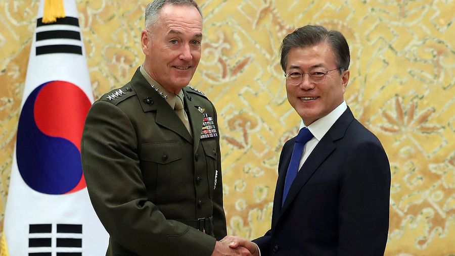 El presidente surcoreano, Moon Jae-in (d), posa junto al jefe del Estado Mayor de EEUU, Joseph Dunford, antes de su reunión en Seúl