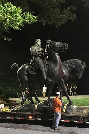 Imagen del momento en el que trabajadores de Baltimores retiran la estatua de Robert E. Lee y Thomas 