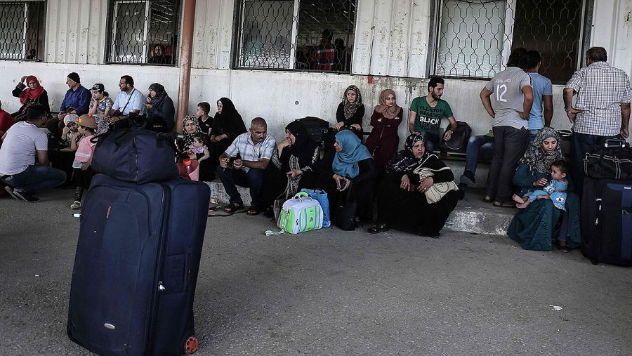 Familias palestinas esperan en el paso fronterizo de Rafah para cruzar a Egipto desde Gaza
