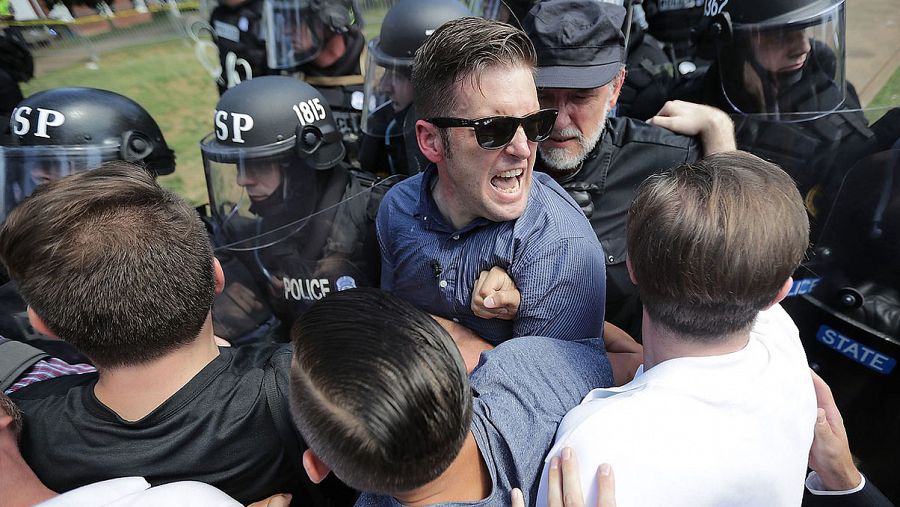 El líder ultraderechista Richard Spencer (en el centro, con gafas) se enfrenta a la Policía en Charlottesville durante la manifestación con el lema 
