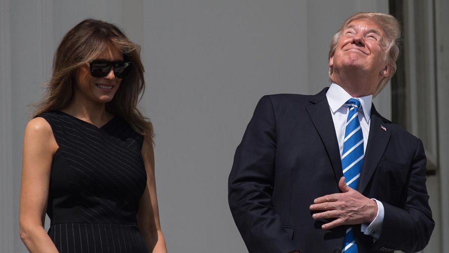 El presidente de Estados Unidos, Donald Trump, mira directamente al eclipse de Sol desde un balcón de la Casa Blanca.