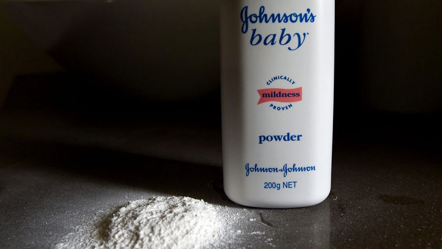 Fotografía de archivo de un envase de talco para bebés Johnson producido por la compañía multinacional Johnson & Johnson