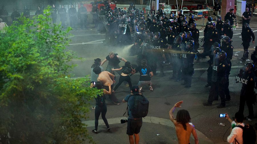 La Policía usa gas lacrimógeno para dispersar a los manifestantes anti-Trump en Phoenix