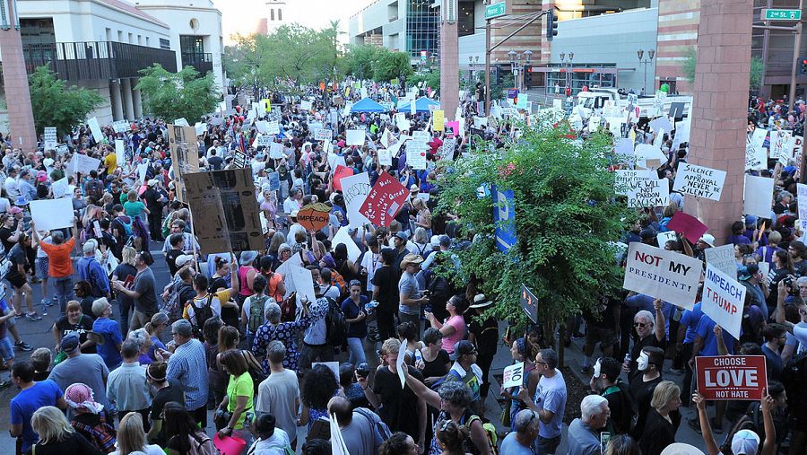 Manifestantes protestan contra Trump a las puertas del Centro de Convenciones de Phoenix, Arizona (EE.UU.)