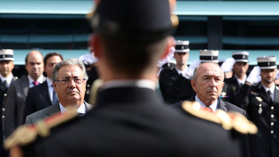 El ministro de Interior español, Juan Ignacio Zoido (izda.) y su homólogo francés, Gerard Collomb, guardan un minuto de silencio por las víctimas los atentados de Cataluña en la sede de la Gendarmería en Issy-Les-Moulineaux, cerca de París