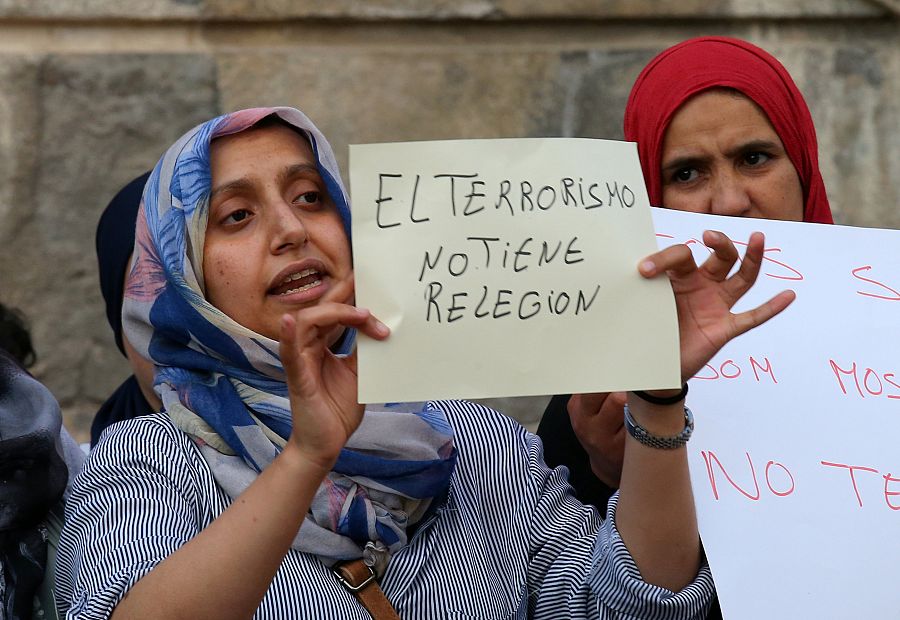 Hafida Oukabir, hermana de uno de los terroristas abatidos en Cambrils sostiene una pancarta que reza: 