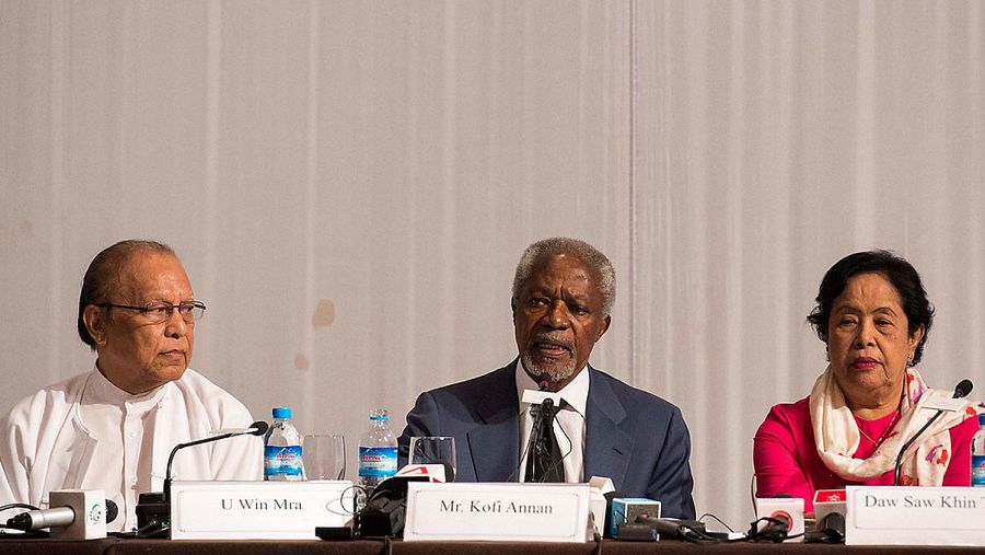 El ex secretario general de la ONU, Kofi Annan (en el centro) en Yangon, Myanmar, durante la presentación del informe sobre la minoría rohinyá y el conflicto en la región de Rakáin