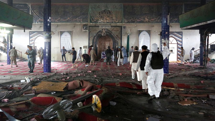 Los servicios de seguridad inspeccionan el interior de la mezquita chií donde ha atentado el Estado Islámico