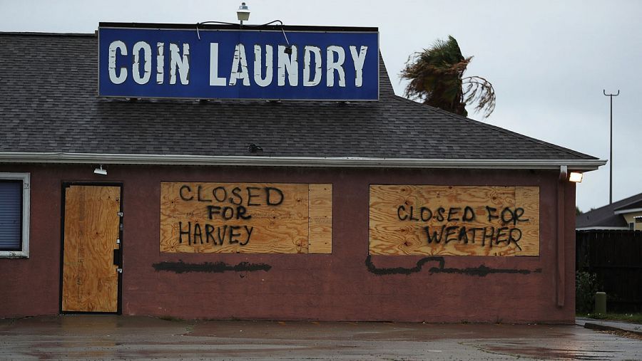 Imagen de un comercio cerrado por el huracán Harvey