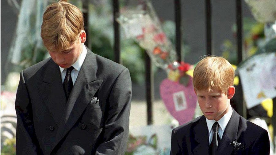 Los príncipes William y Harry tuvieron que desfilar tras el féretro de su madre