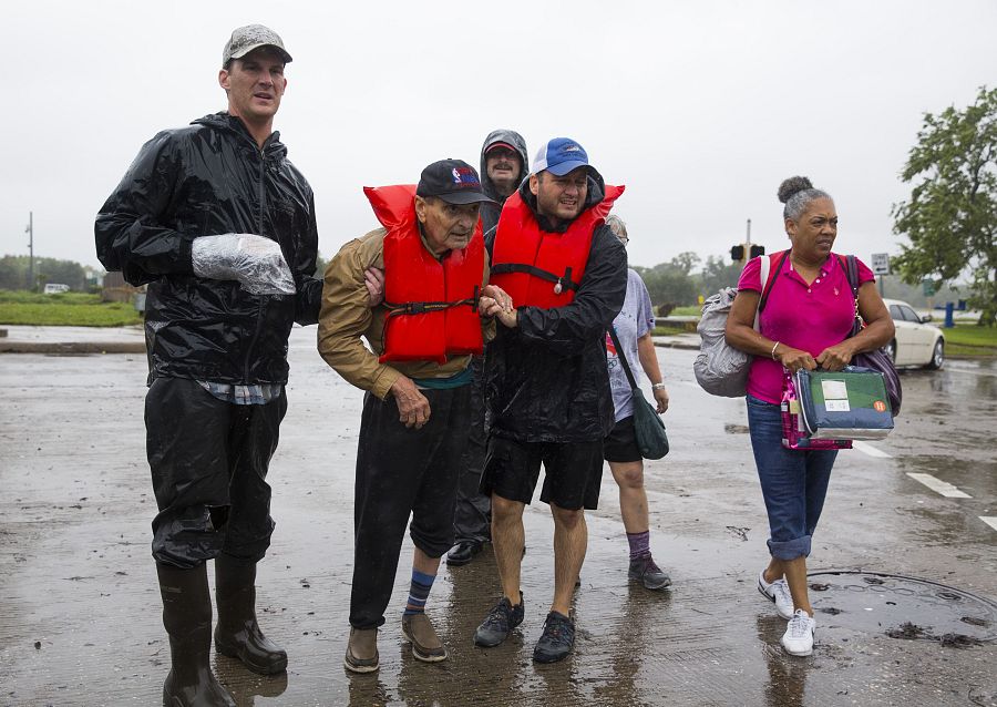 Un anciano de 96 años, Arthur Kolten, es rescatado por un grupo de voluntarios en el barrio de Meyerland, de Houston, tras el paso de 'Harvey'