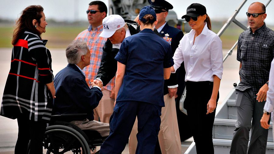 El gobernador de Texas, Greg Abbott, recibe al presidente de EE.UU., Donald Trump, y a la primera dama, Melania Trump, a su llegada a Corpus Christi para visitar la zona afectada por Harvey