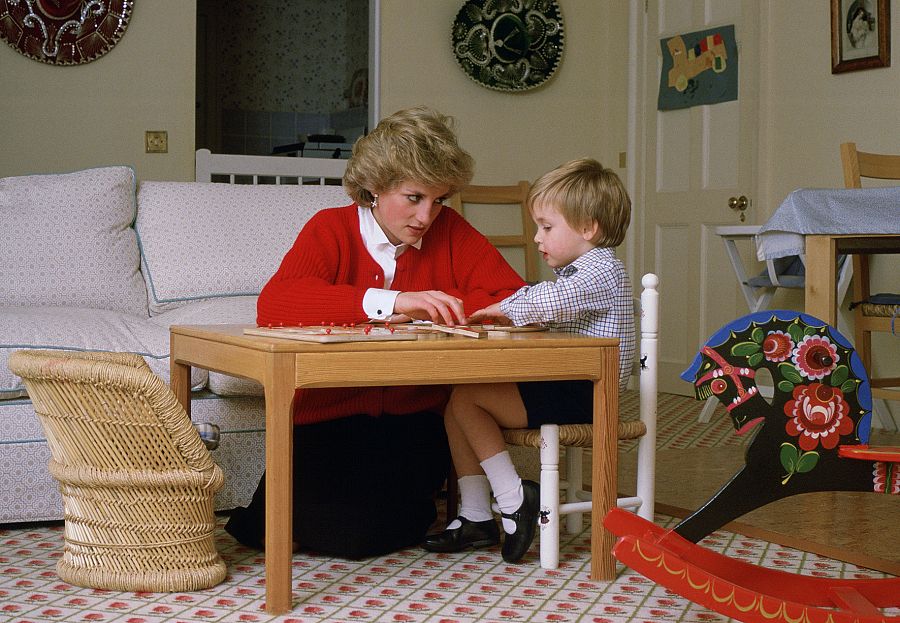 Diana de Gales - Diana y el príncipe Guillermo montan juntos un puzzle