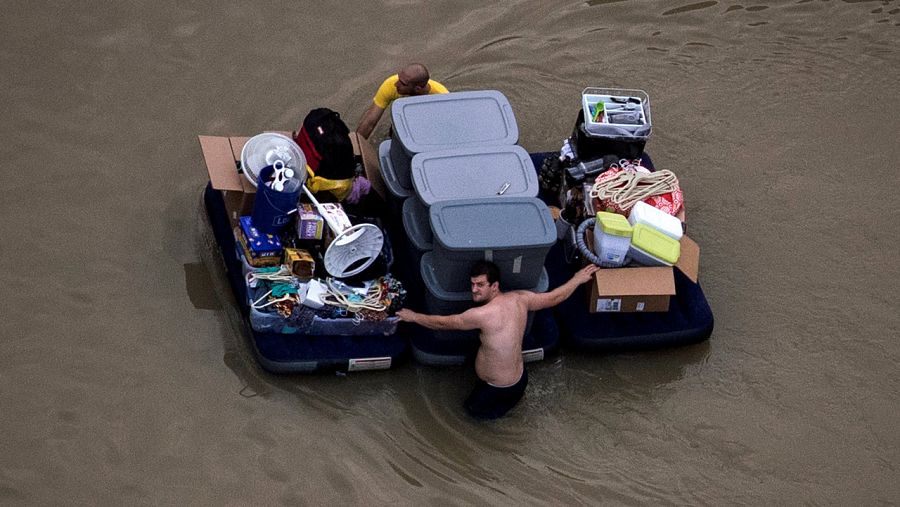 Residentes de Houston, Texas, intentan poner a salvo sus pertenencias tras las inundaciones