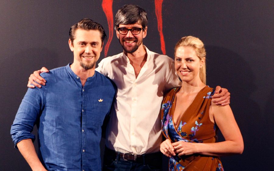 Andrés Muschietti (i), su hermana Bárbara y el actor español Javier Botet (c), en la presentación de la película en Madrid