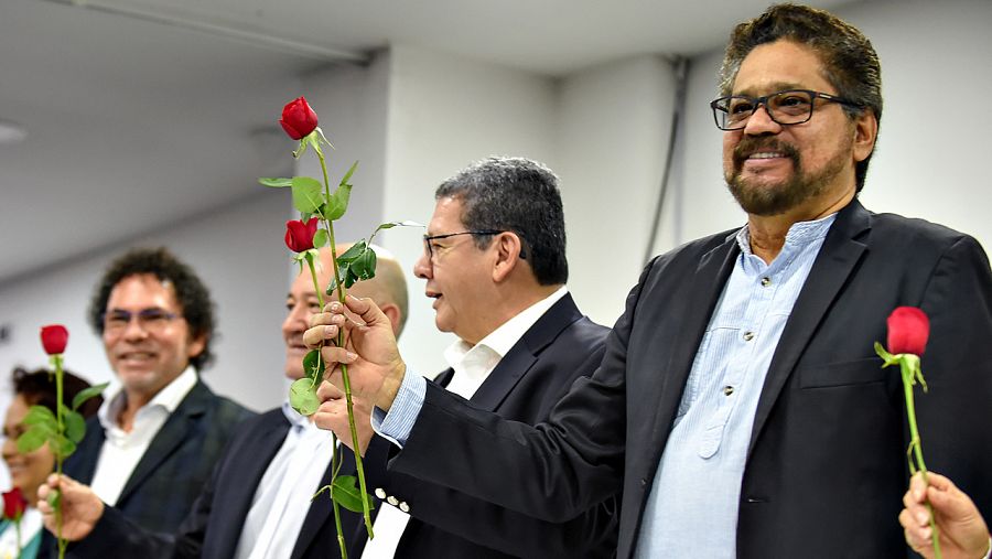 El antiguo 'número dos' de las FARC, Luciano Marín, alias 'Iván Márquez', sostiene una rosa junto a otros líderes del nuevo partido durante el acto de clausura del congreso fundacional