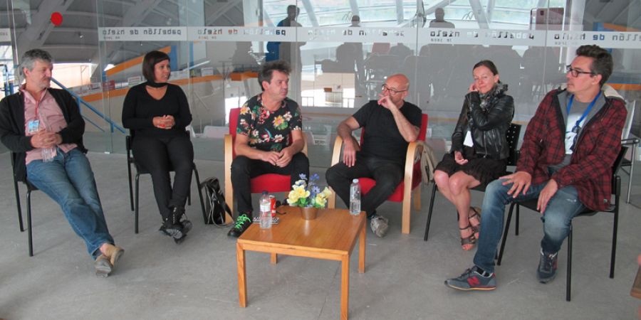 De izquierda a derecha: Philippe Charlot, Nuria Sayago, Thierry Guioux, Antonio Altarriba, la traductora y Javier Marquina