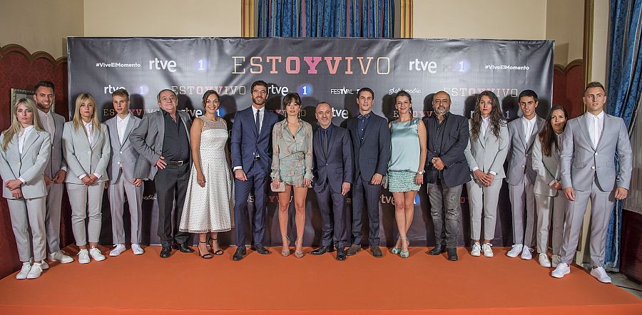 Los actores de 'Estoy vivo' causan furor en la alfombra naranja del FesTVal
