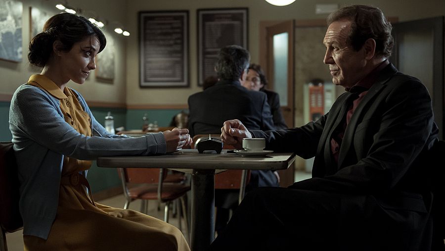 Ernesto confiará y protegerá a la joven Lola Mendieta