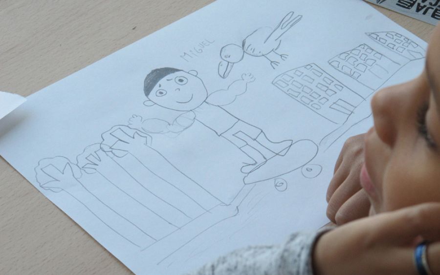 Un niño en el taller de creación de personajes