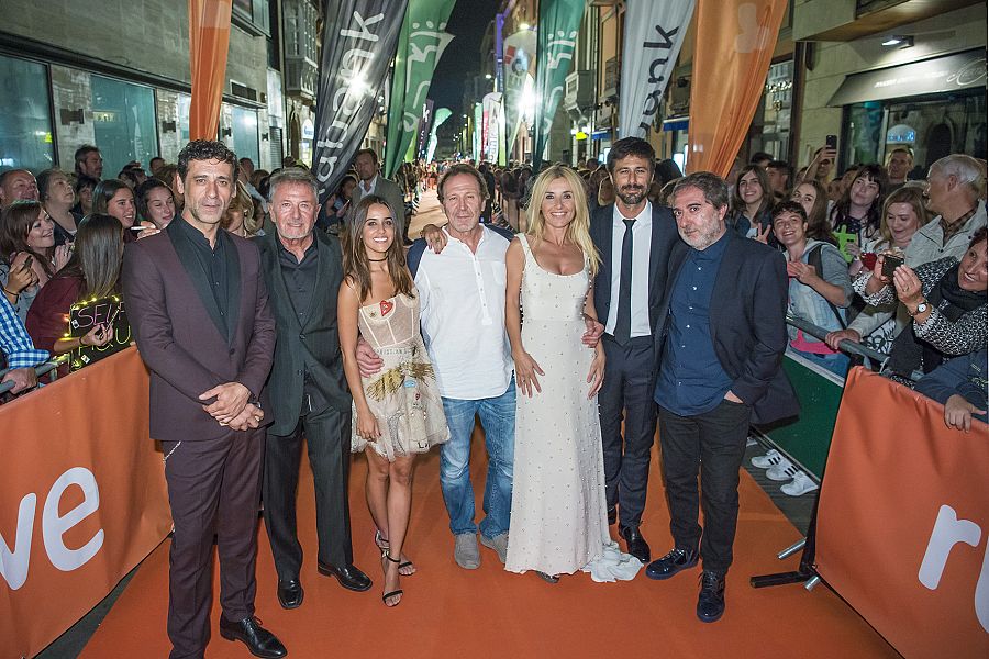 Los actores de El ministerio del tiempo posan en la alfombra naranja