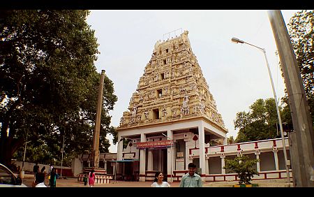 Se ven sus parques y jardines, sus coloristas calles y mercados, la espiritualidad y la modernidad