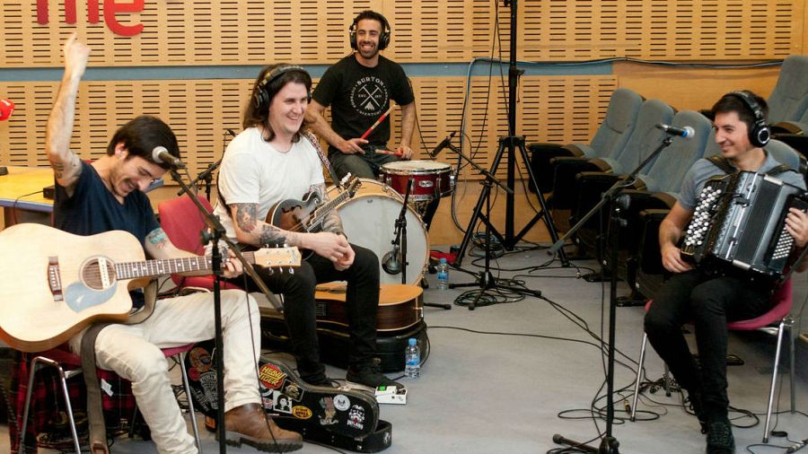 La Maravillosa Orquesta del Alcohol, durante su acústico