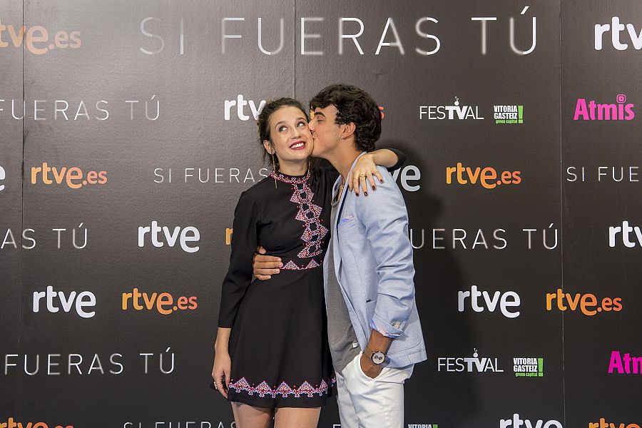 Los actores de la serie posaron de forma cariñosa en el photocall