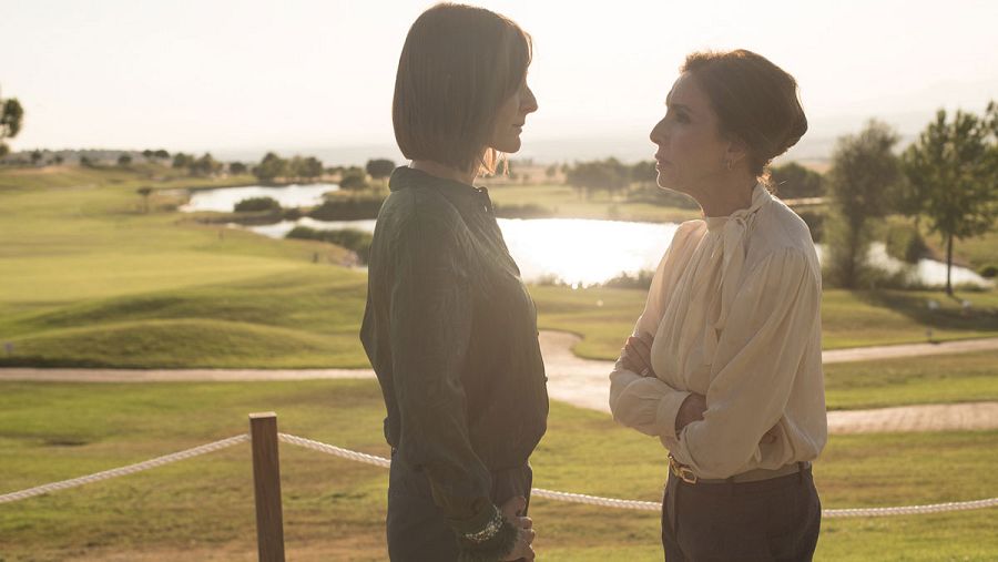 Nathalie Poza y Ana Belén encarnan respectivamente a Almudena Fuentes y Pilar del Riego en la serie 'Traición'