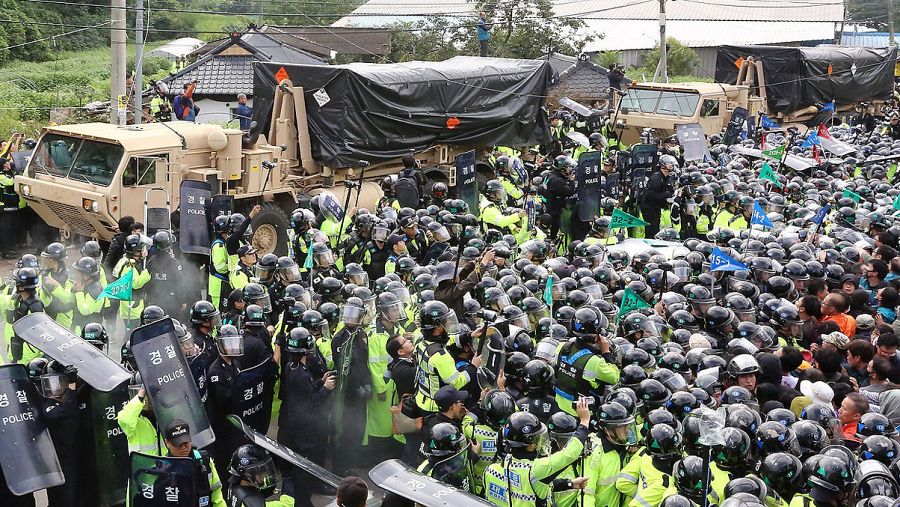 Policías se enfrentan a los manifestantes que intentan frenar la instalación del escudo antimisiles THAAD en Corea del Sur