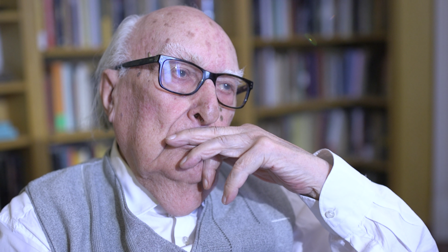 Andrea Camilleri está a punto de cumplir 92 años, y nos habló de su estado de salud, de sus ilusiones y de si le preocupa el tema de la posteridad