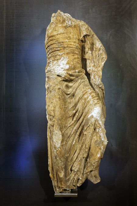 La escultura se adscribe al llamado Maestro de los Paños Mojados y puede datar sobre el año 1170.