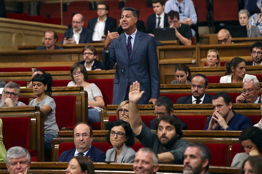 La oposición protesta durante el pleno