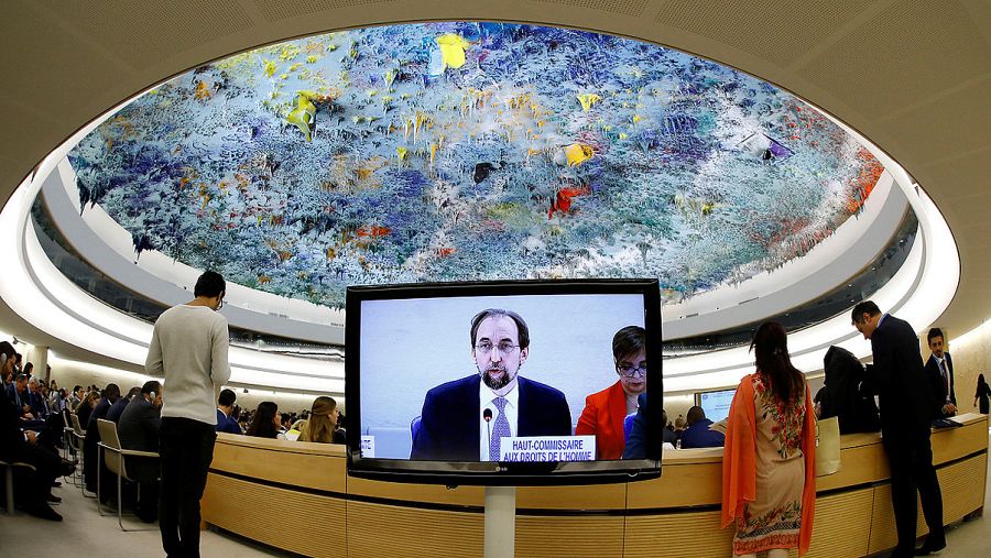 Una pantalla muestra a Zeid Ra'ad Al Hussein, Alto Comisionado de la ONU para los refugiados, durante su discurso en la sede del Consejo de Derechos Humanos de la ONU en Ginebra