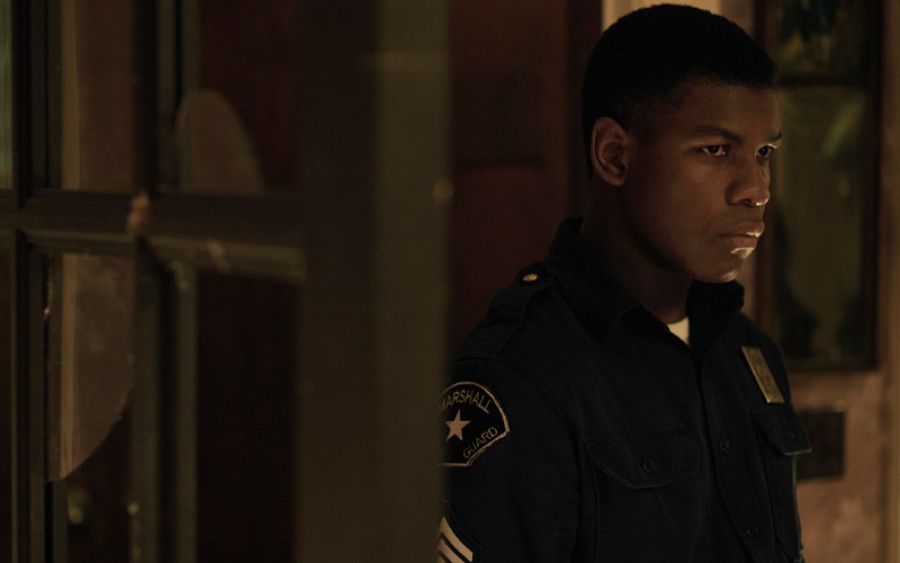 John Boyega es un guardia de seguridad testigo de los hechos