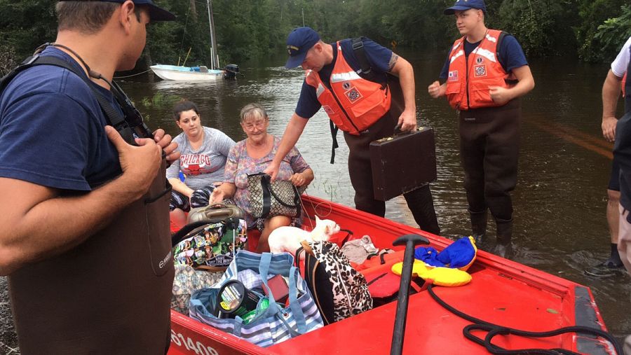 Un equipo de rescate evacúa a una familia en Jacksonville, Florida