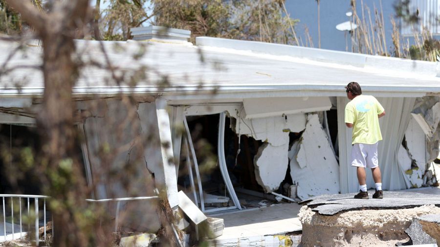 Un hombre observa su casa destruida en Los Cayos de Florida