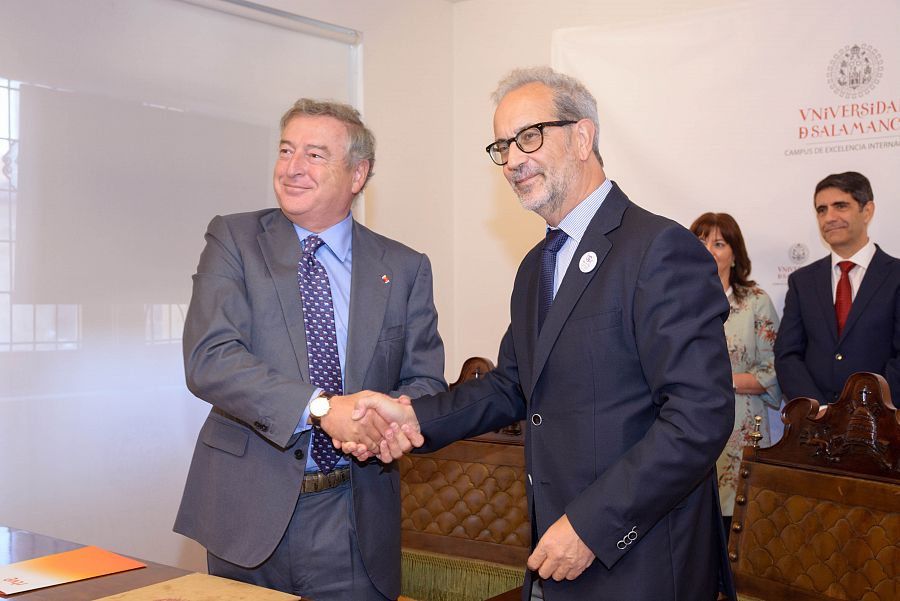 José Antonio Sánchez, presidente de RTVE, y Daniel Hernández, rector de la Universidad de Salamanca, firman el convenio