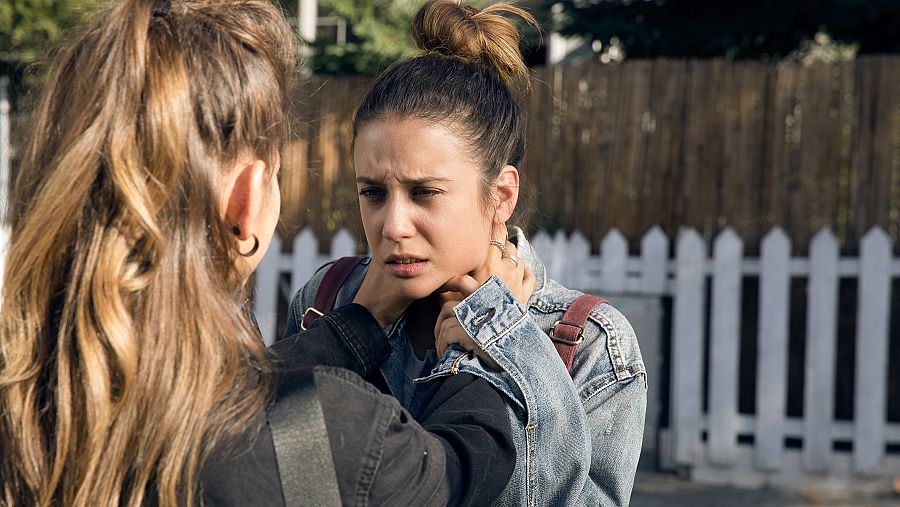 Alba nota algo raro a las puertas de un chalet de Sotocruz