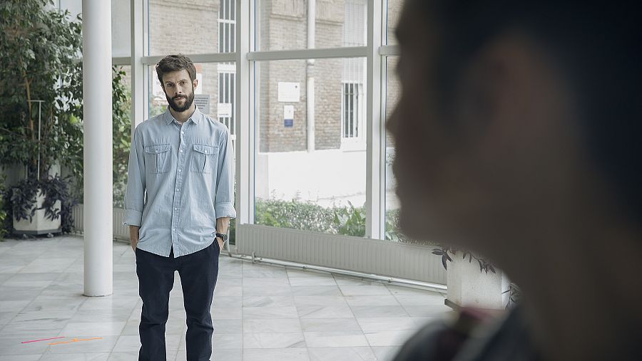 El profesor Blasco advierte a Alba de su parecido con Cris