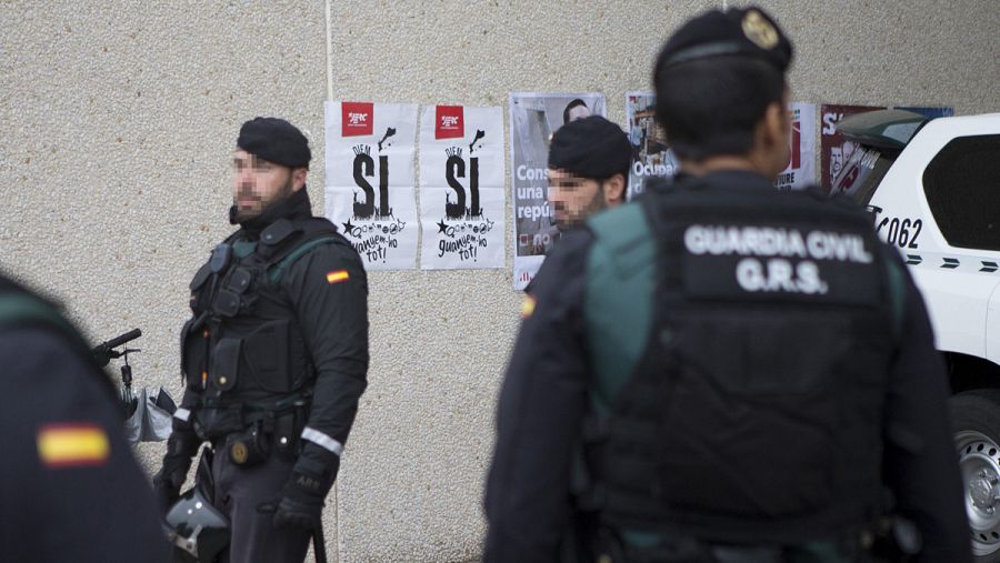 Agentes de la Guardia Civil en la imprenta Artyplan de Sant Feliu de Llobregat (Barcelona)