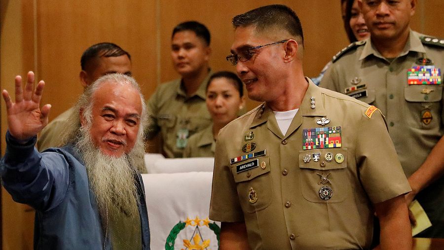 El vicario general de Marawi, Teresito Soganub, en Manila (Filipinas), después de que los militares le liberaran de los yihadistas que le mantenían secuestrado