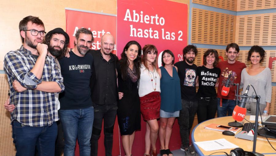 Rozalén con su banda (Ismael GuijarroSamuel Vidal, Beatriz Moreno) y todo el equipo del programa