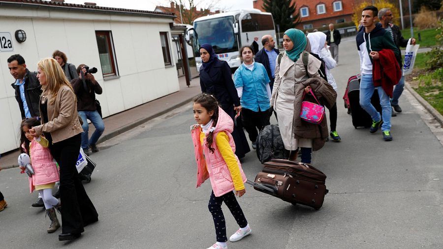 Refugiados sirios llegan a un campamento en Friedland (Alemania)